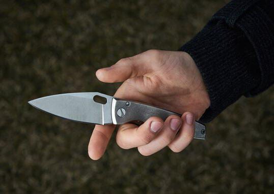 Movido pelo ciúme, homem ameaça e tenta golpear companheira com canivete